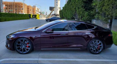 Aceasta se consideră a fi mașina personală a lui Elon Musk. Exemplarul este realizat într-o nuanță exclusivă - Photo