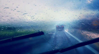 Șoferul unei Tesla s-a ales cu permisul suspendat după ce a încercat să regleze viteza ștergătoarelor din mers! - Photo