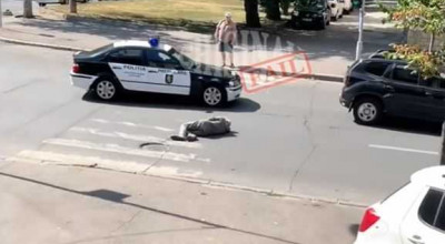 Se întâmplă în Chișinău! O mașină a poliției a trecut fără să oprească pe lângă un bărbat culcat pe trecerea de pietoni - Photo