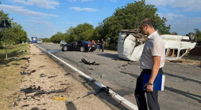 Un microbuz de rută s-a răsturnat în urma unui accident grav la Ștefan Vodă: 11 răniți au fost spitalizați de urgență - Photo