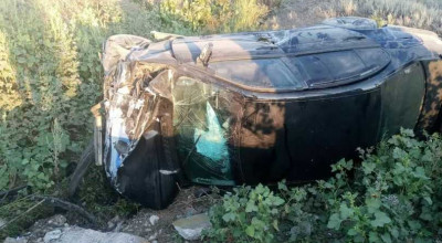 Weekendul accidentelor provocate de șoferi băuți: un tânăr de 22 ani și doi pasageri au ajuns cu BMW-ul într-un șanț - Photo