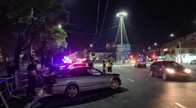 BMW ajuns într-un parapet în centrul Bălțiului. Martorii susțin că șoferul conducea haotic - Photo