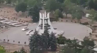 (VIDEO) Câteva derapaje cu mașina prin parc, apoi fuguța la muncă?! Fapta rușinoasă a unui șofer în Chișinău - Photo