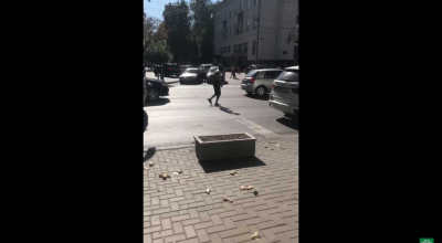 S-a dat în spectacol cu o sticlă de tărie în mână chiar în mijlocul carosabilului. Poliția a trecut pe lângă... - Photo