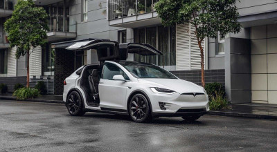 Vehiculele Tesla continuă să se dezmembreze din mers! Proprietarul unui Model X a rămas fără o bucată din acoperiș - Photo