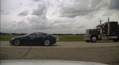 O Tesla pe Autopilot a depășit viteza cu 50 km/h în timp ce ocupanții dormeau. Șoferul a fost chemat în instanță - Photo