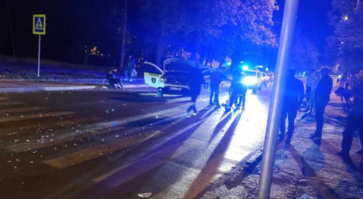 Un tânăr s-a izbit violent într-o mașină de patrulare. Polițiștii au avut nevoie de îngrijiri medicale - Photo