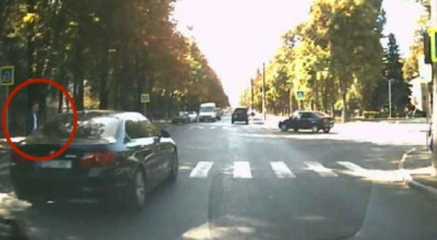 (VIDEO) Un elev a fost la un pas de a fi lovit de un BMW angajat într-o depășire neregulamentară - Photo