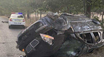 Șoferul unei KIA, lipsit de permis, a încercat să fugă de INSP dar s-a răsturnat într-o curbă! Un pasager a decedat - Photo