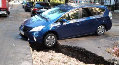 Ploaia de ieri a făcut ravagii în capitală! Mașinile au ajuns cu roțile în gol după ce apele au spălat pietrișul - Photo