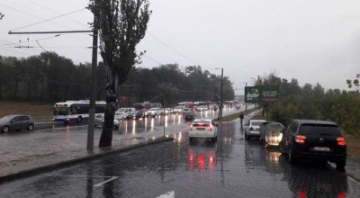 Din cauza inundațiilor din oraș a fost sistat traficul pe câteva străzi și modificat intinerarul a 12 rute de troleibuz - Photo
