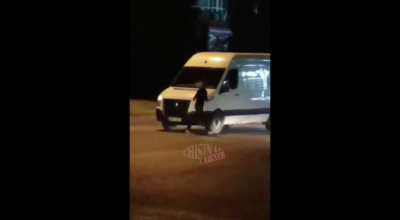 (VIDEO) Un bărbat drogat lovea cu pumnii în mașinile care traversau o intersecție. Șoferii l-au imobilizat - Photo