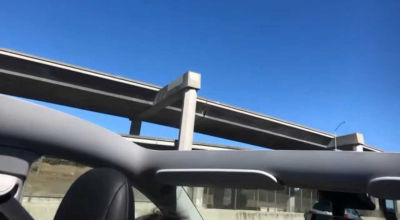 O Tesla Model Y nou-nouță a devenit ”decapotabilă” după ce a rămas fără acoperiș în timpul deplasării - Photo