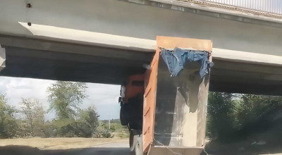 (VIDEO) Ghinionul unui șofer. KamAZ-ul acestuia a rămas blocat sub podul de la Sângera - Photo