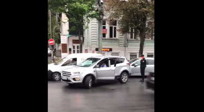 Strada A Mateevici din capitală blocată de un șofer amețit. S-a oprit să asculte muzică! Nimeni nu intervine - Photo