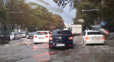 (FOTO/ VIDEO) Potop în Chișinău! Șoferii circulă cu dificultate pe străzile transformate în râuri - Photo