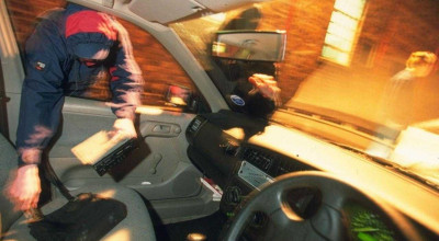 (VIDEO) Poliția a reținut doi bărbați care furau bunuri din automobilele din capitală. Acum aceștia riscă până la 4 ani de închisoare - Photo