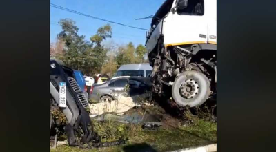(VIDEO) Accident cumplit la Briceni! Mai multe mașini au fost avariate după ce un TIR a intrat violent peste ele - Photo