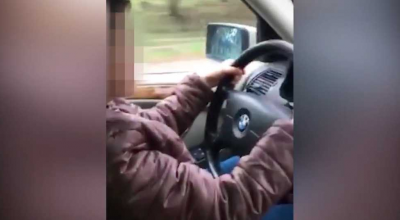 (VIDEO) Iresponsabilitate totală! Și-a urcat fiul minor la volanul unui BMW de dragul like-urilor pe Facebook - Photo
