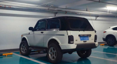 Lada 4x4 Urban cu un tuning neobișnuit a fost surprinsă într-o parcare din China - Photo