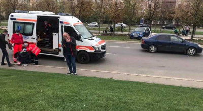 O femeie a fost lovită de o mașină care a pornit singură dintr-o parcare din sectorul Ciocana. Vehiculul s-a oprit într-un copac - Photo