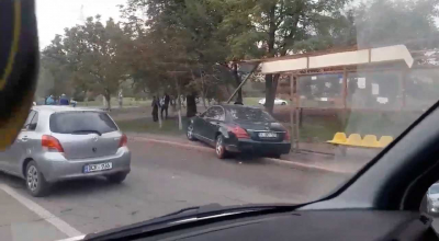 Șoferița unui S-Class s-a tamponat cu un camion după care a ajuns cu mașina într-o stație de așteptare (VIDEO) - Photo