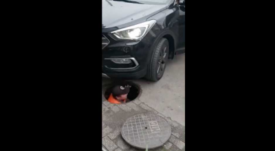 (VIDEO) Șoferița unui Hyundai la un pas de strivi un muncitor ce se afla în gura de canalizare - Photo