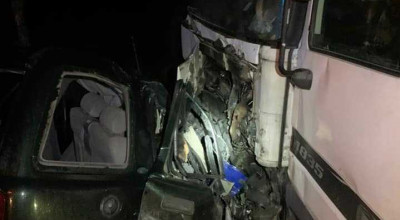 A depășit cu viteză o căruță, a pierdut controlul volanului și s-a izbit frontal într-un camion! Trei persoane au decedat pe loc - Photo