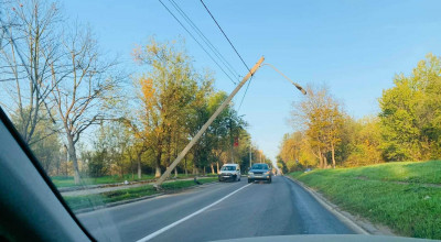 Atenție șoferi! Un stâlp atârnă periculos deasupra carosabilului după ce a fost lovit noaptea de un Mercedes - Photo