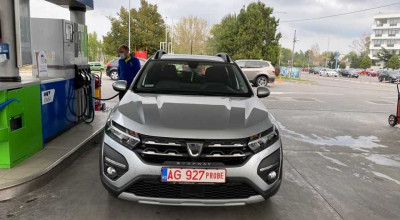 Arată foarte bine! Noua Dacia Sandero a fost surprinsă la o benzinărie din România - Photo
