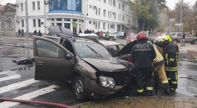 (VIDEO) Ard două mașini în centrul capitalei, după ce s-au ciocnit violent într-o intesecție - Photo