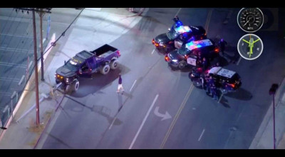 Cum ar fi asta, să fugi de Polițiști într-un Hennessey Velociraptor 6x6? (VIDEO) - Photo