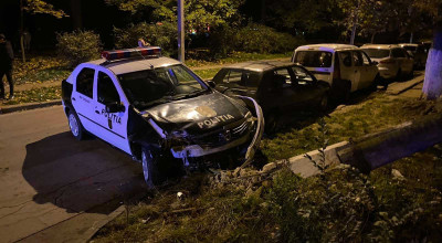 O mașină a poliției s-a lovit într-un stâlp în timp ce urmărea un motociclist - Photo