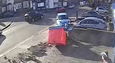 (VIDEO) Un șofer de 70 de ani din Marea Britanie și-a accidentat mașina de șase ori, în mai puțin de un minut - Photo