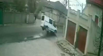 (VIDEO) La Durlești un microbuz a fost ridicat în sus de jetul de apă dintr-o gură de canalizare! - Photo
