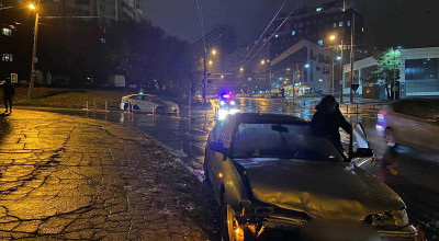 Două femei au ajuns la spital după ce taxiul cu care se deplasau a fost lovit de o Honda - Photo