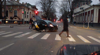 Accident în centrul capitalei! Un taxi a fost grav avariat după ce s-a ciocnit cu o ambulanță - Photo