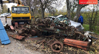 La Anenii Noi un Mercedes s-a izbit într-o remorcă cu fier vechi după care s-a proiectat într-un copac - Photo