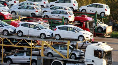 Vârsta plafon de import a mașinilor ar putea fi scoasă, însă accizele ar fi exorbitante. Vămuirea unui vehicul de 15 ani cu motor de 2.0 litri ar costa 6.000 de euro - Photo