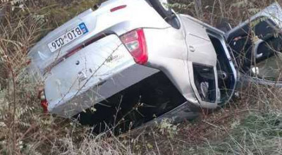 La Strășeni o Dacia Logan a zburat de pe traseu și s-a inversat din cauza poleiului format pe carosabil - Photo