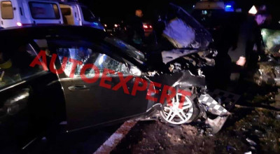 O persoană a decedat iar altele șapte au fost rănite după ce două Mercedes-uri s-au ciocnit frontal la Strășeni - Photo