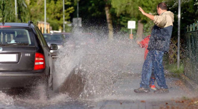 Atenție șoferi! Pentru stropirea pietonilor pe timp de ploaie ați putea fi amendați cu până la 3.000 de lei - Photo