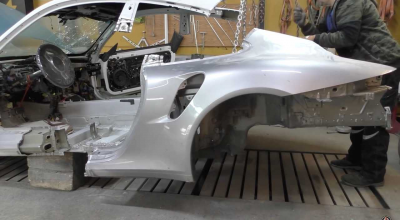 (VIDEO) A luat un Porsche 911 accidentat, l-a tăiat în două și i-a lipit o altă jumătate pentru a-l face ca nou! - Photo