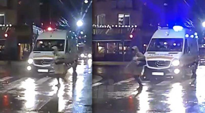 Alt pieton, cât pe ce să fie tamponat pe trecerea de pietoni de o ambulanță (VIDEO) - Photo