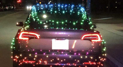 Cel mai înfocat fan al Crăciunului conduce o Tesla. Poliției nu i-a plăcut decorațiunea... - Photo
