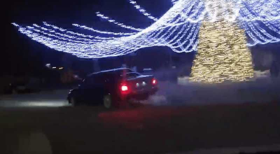 (VIDEO) Un tânăr la volanul unui BMW s-a dat în spectacol efectuând derapaje în jurul bradului din Ungheni - Photo