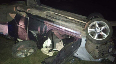 Un Opel a ajuns răsturnat în curtea unei gospodării! Șoferul a fugit de la fața locului, în timp ce pasagera sa a decedat - Photo