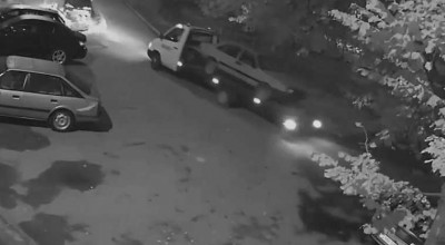 (VIDEO) A venit cu evacuatorul și a furat un Audi care stătea de ani buni într-o ogradă! Acum riscă până la 4 ani de închisoare - Photo