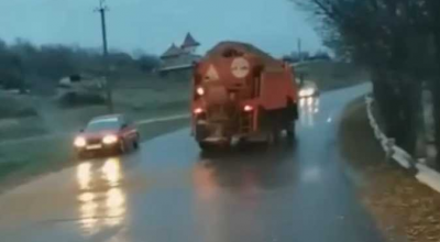 (VIDEO) Din cauza ghețușului format pe carosabil autospecialele nu reușesc să împrăștie nisip de drumuri - Photo