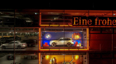 BMW și Mercedes-Benz au făcut schimb de mașini și le-au expus la vitrine, pentru a se încuraja pe timp de criză - Photo